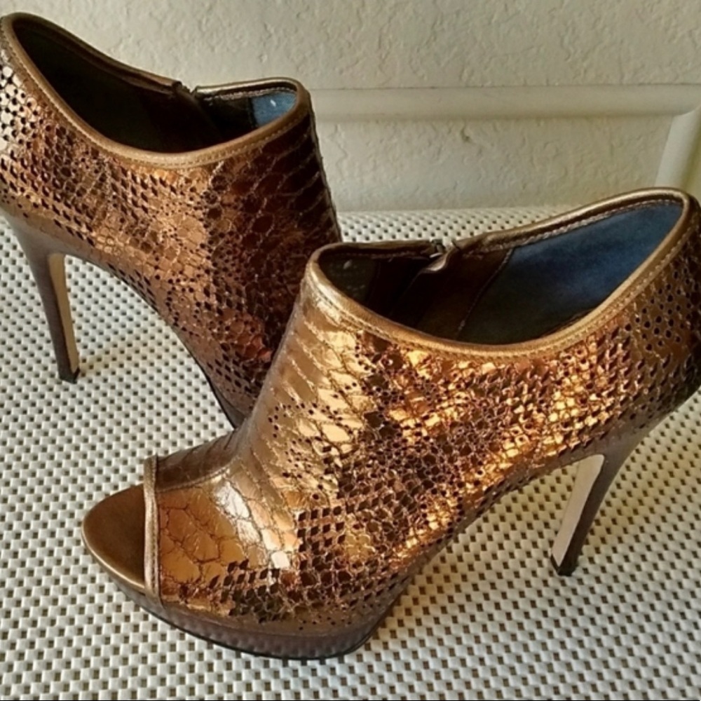 Via Spiga V-Elvira Gold Pat Lac peep toe heels